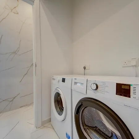 Stylish 1br With Sofabed & Backyard, By 360 Estates Apartman